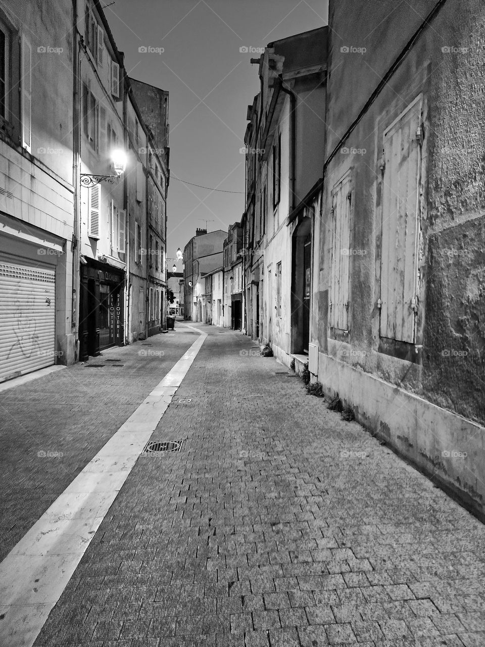 Gasse in La Rochelle  in Schwarzweiß