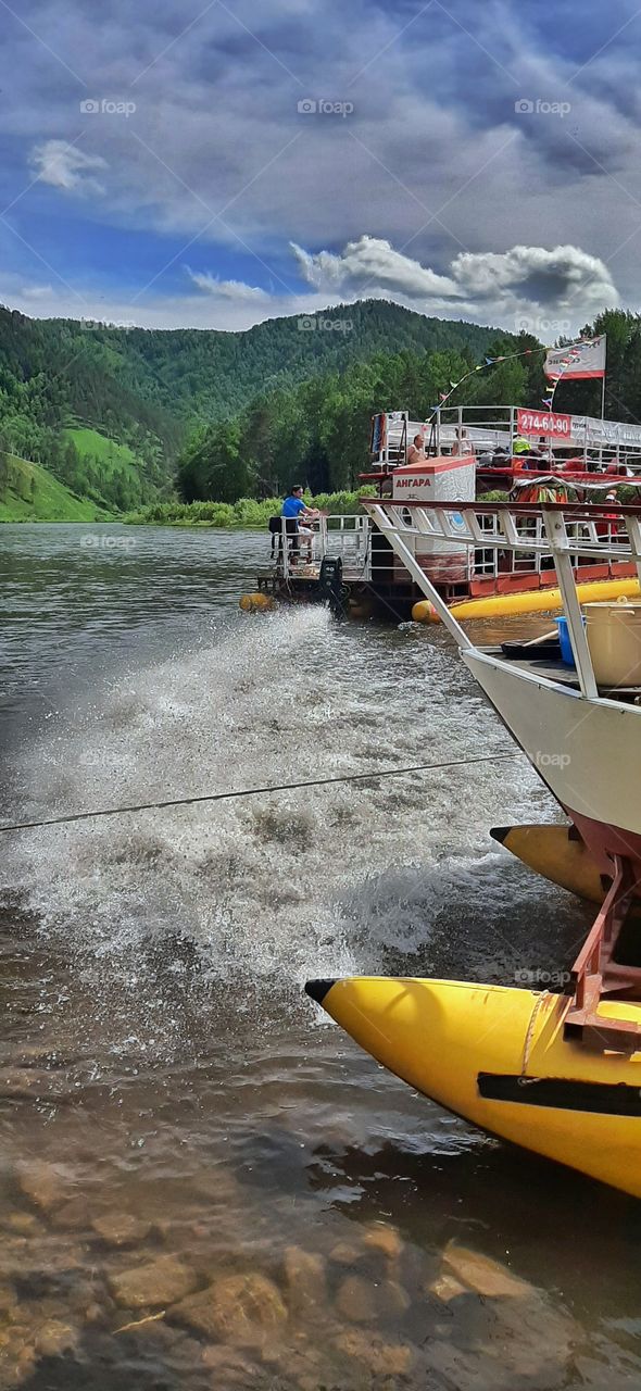 катер отплывает от берега