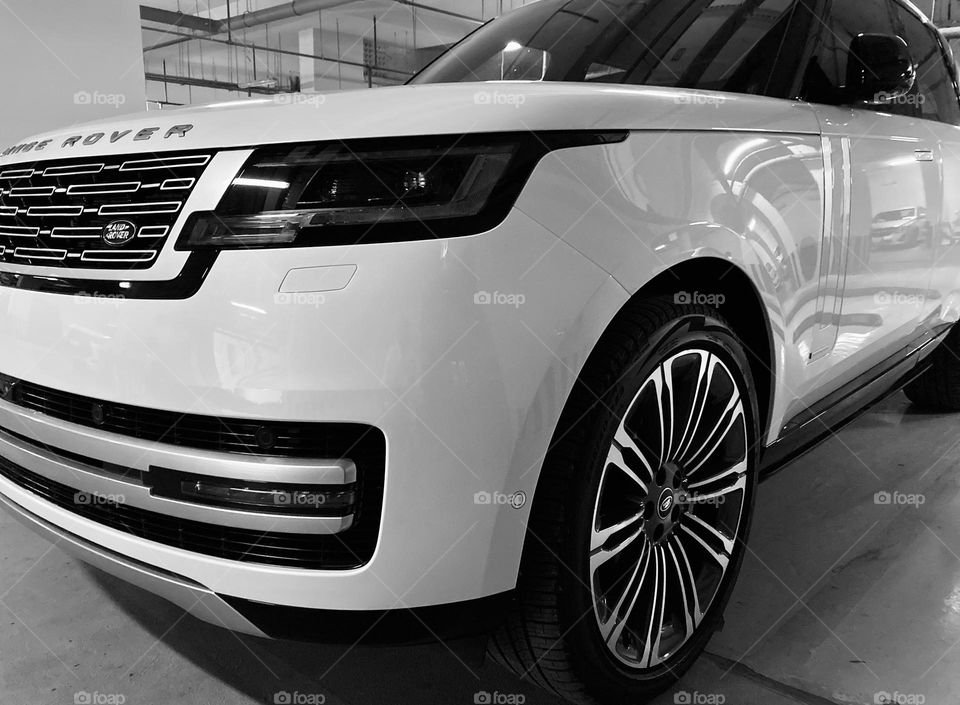 White Range Rover 2022 front view design pattern 