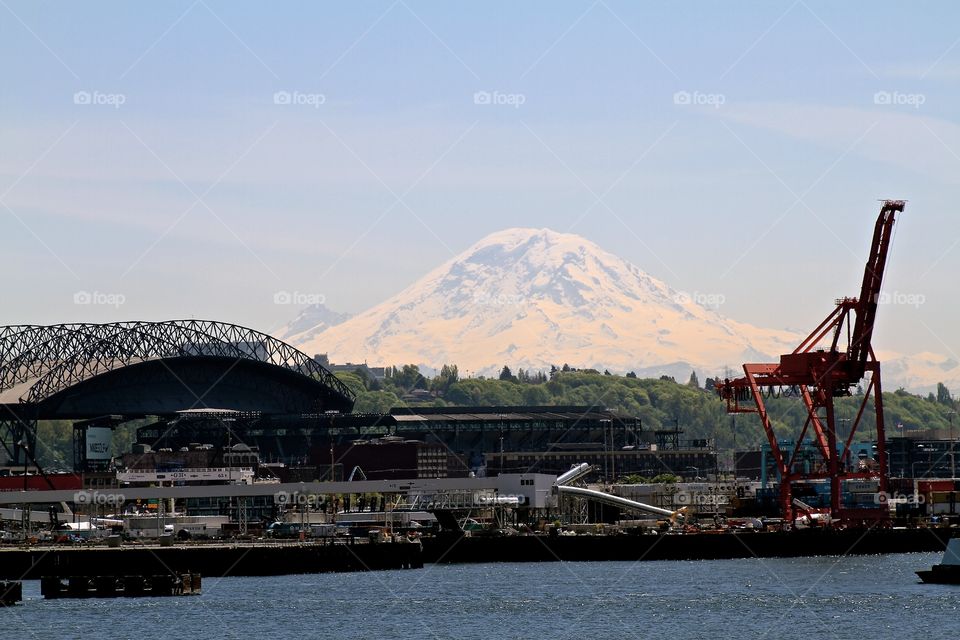 Mount Rainier seen from the port of Seattle
