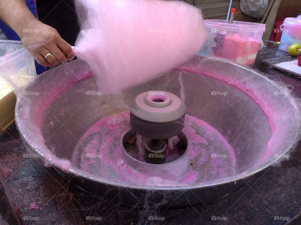 Haciendo nube de caramelo rosa