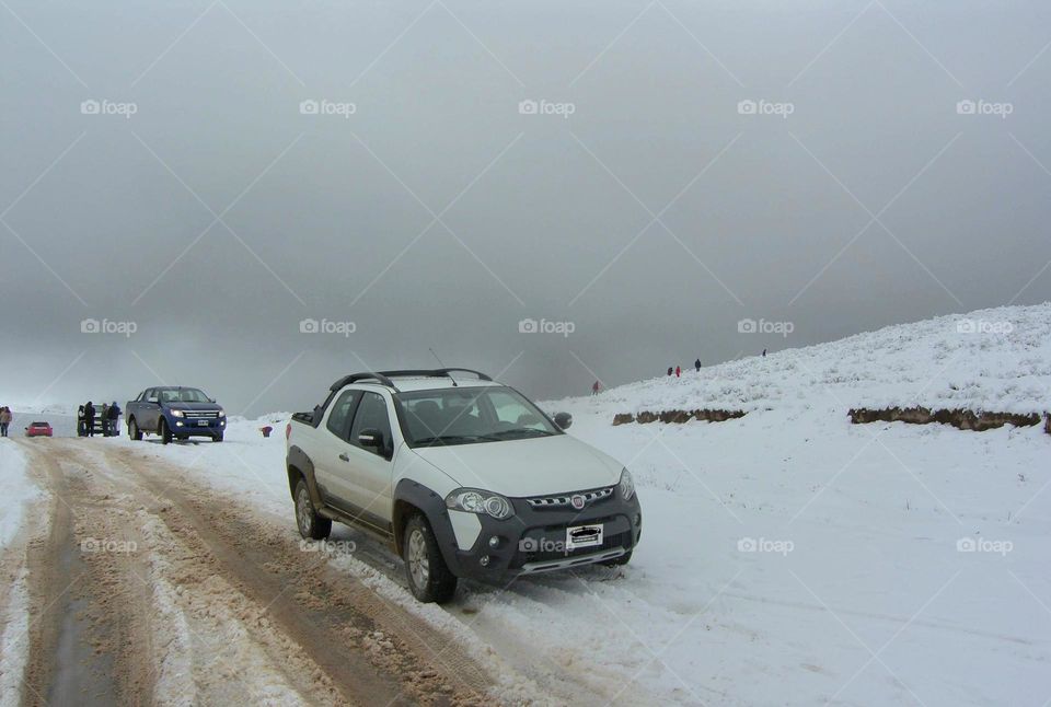 camioneta blanca en la nieve