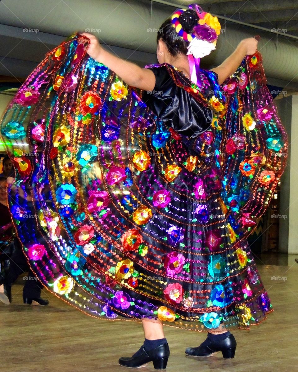 Dance of many colors. An unexpected Mexican dance with a bright flowered dress