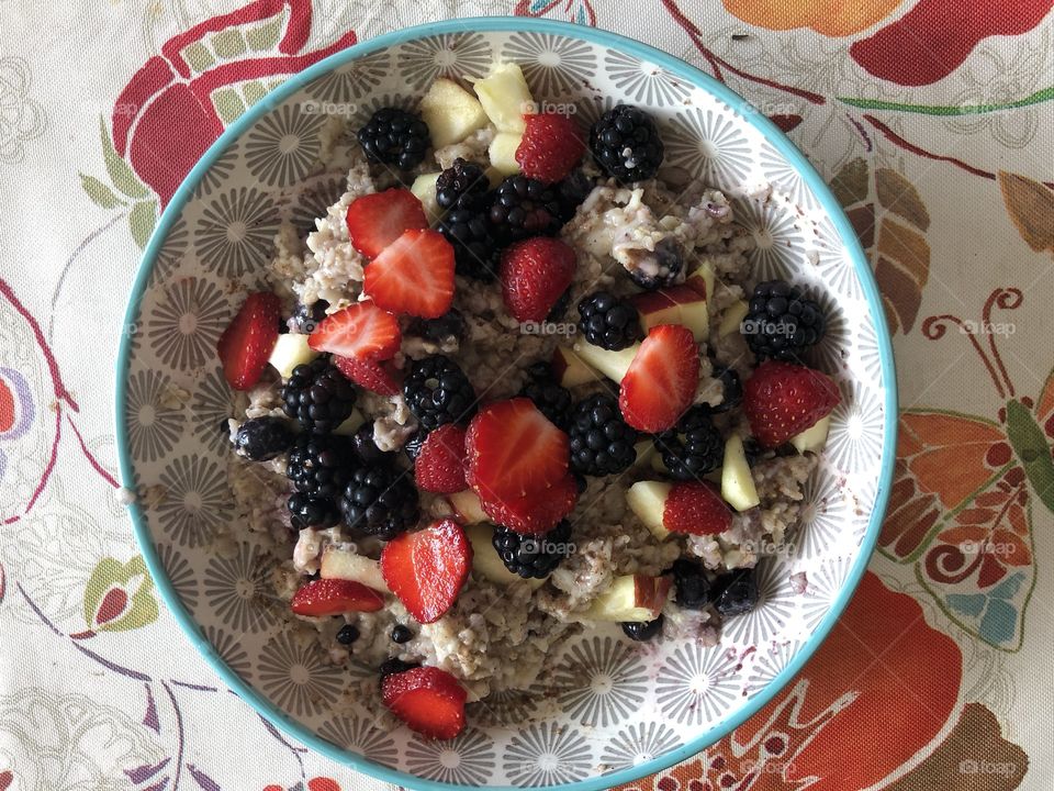 Berries with oatmeal 