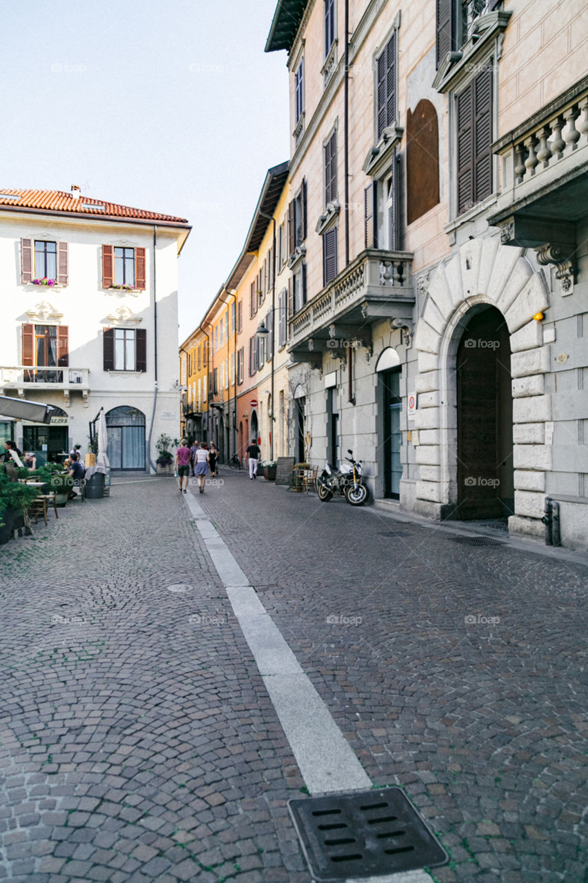 Lago Como no norte da Itália é um lugar lindo para se conhecer na Europa, com paisagens incríveis!