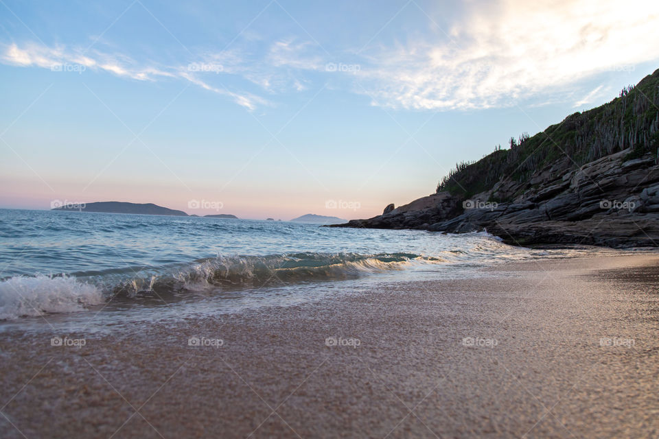 Praia com paisagem linda e fantástica no Brasil, na região do Lagos no Rio de Janeiro, em Búzios. Uma ilha incrível de conhecer!