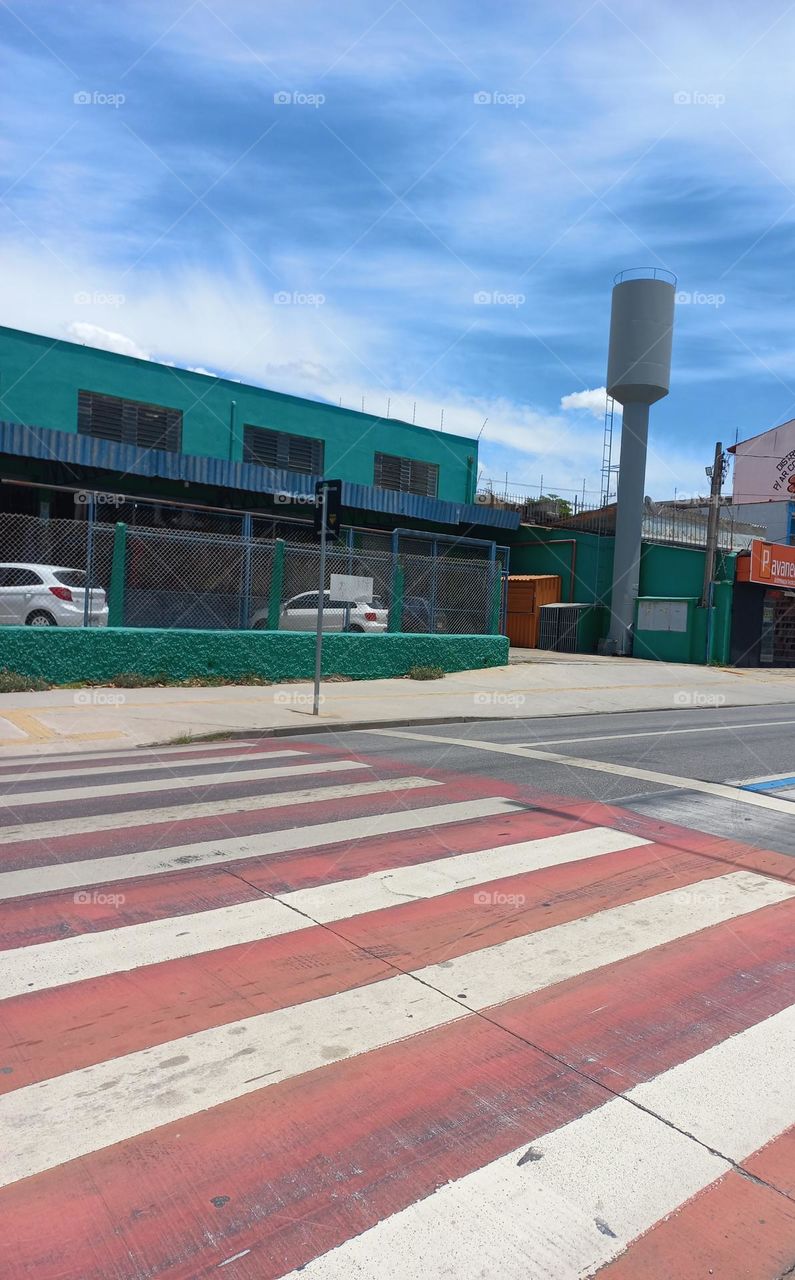 Passagem de pedestres, faixa de pedestre,  é uma sinalização urbana que permite os pedestres atravessarem avenidas e ruas com segurança