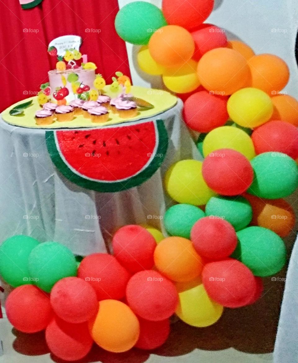 Round table and cakes surrounded with colorful balloons photography. DIY party ideas.