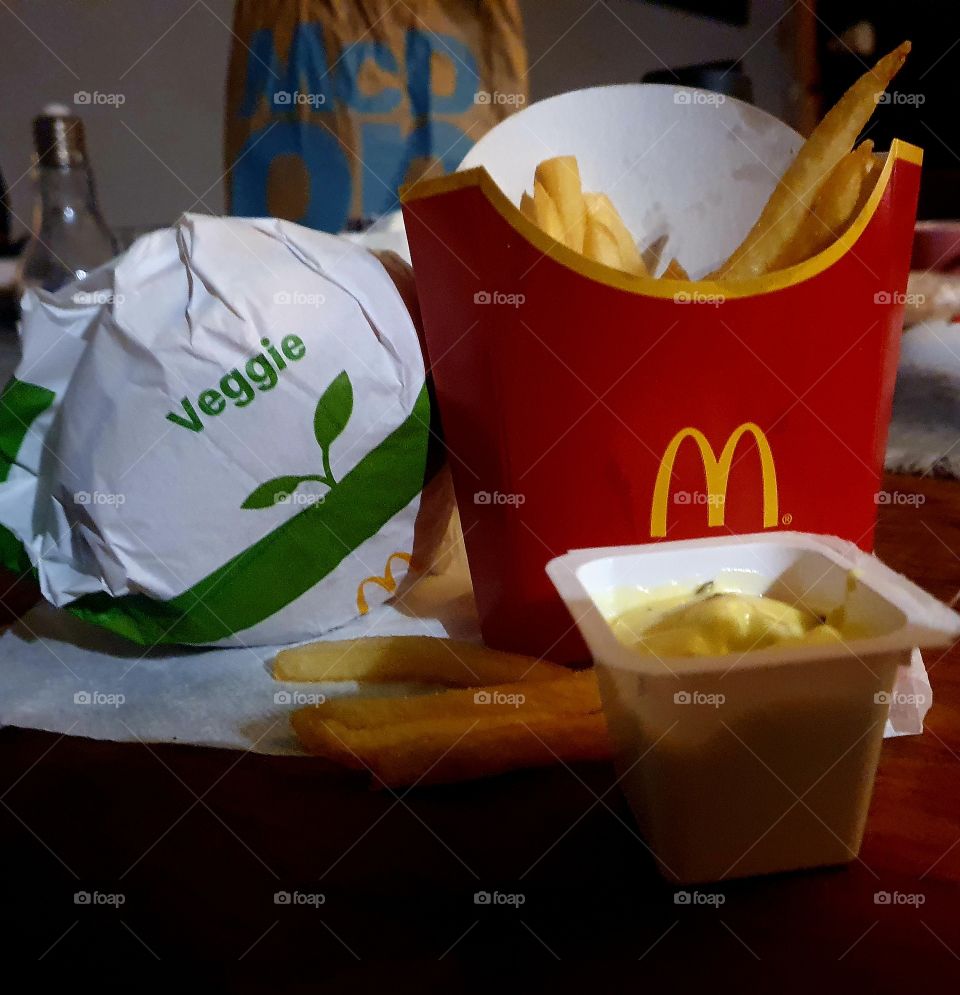 Vegetarian mac croquette with fries and sauce.