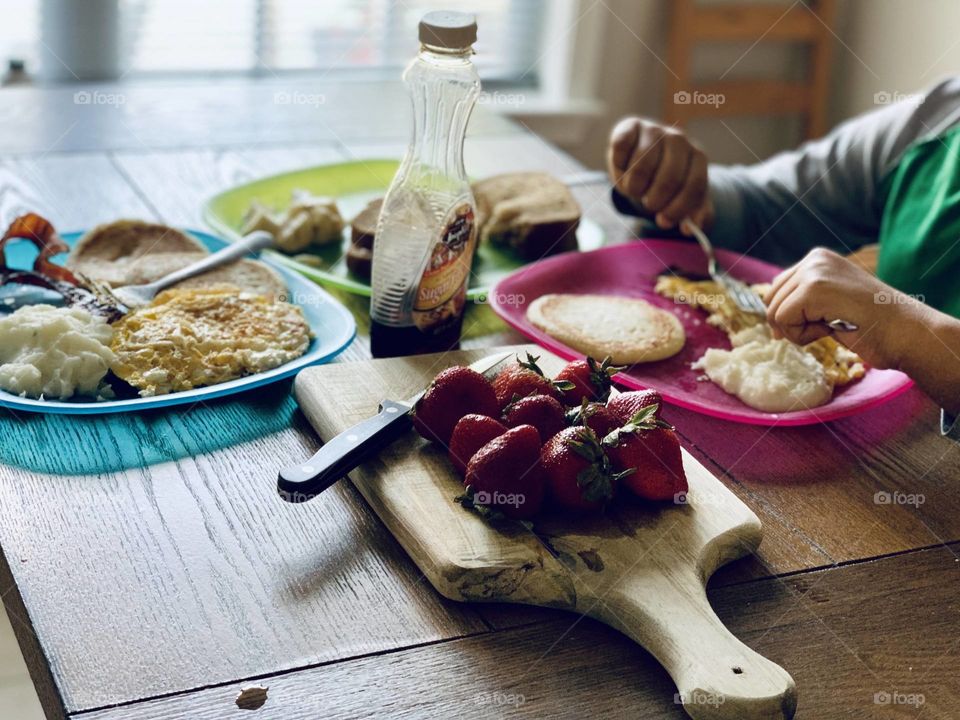 Breakfast time and healthy eating at home 