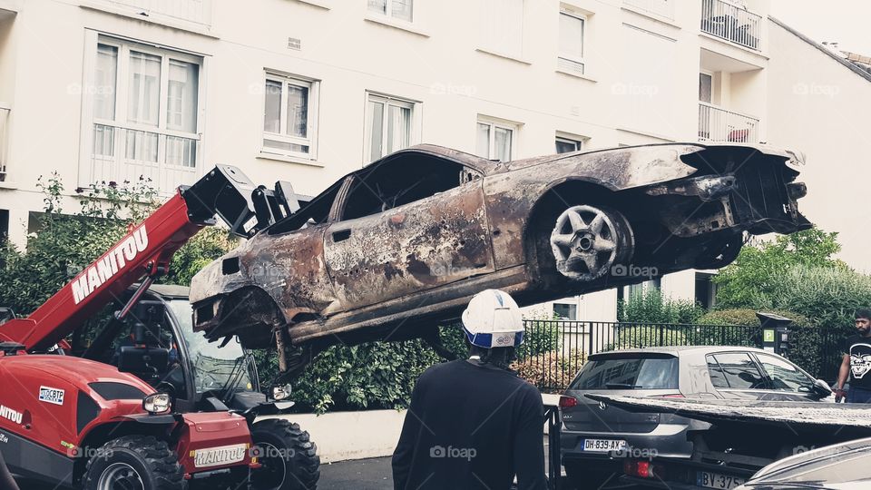 Car burnt in a garage in Paris