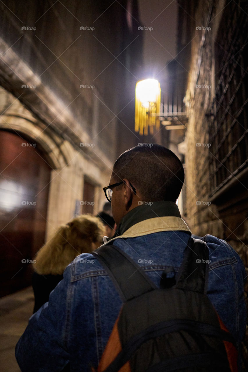 Hombre con gafas en el Casco Antiguo de Barcelona 