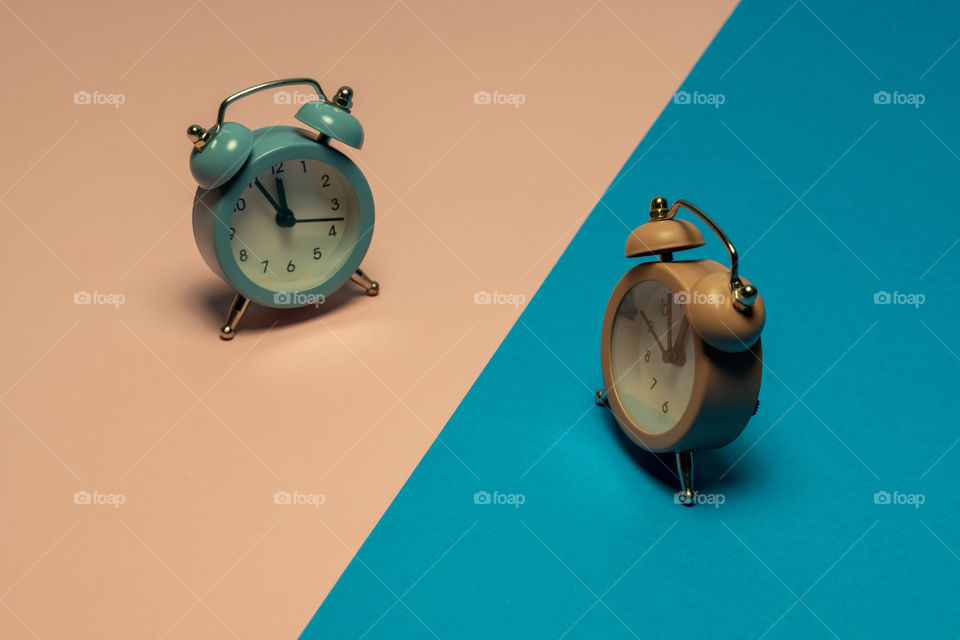 dual tone analog alarm clock. timr concept