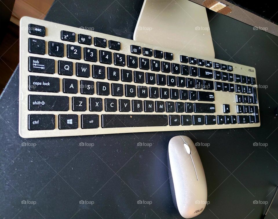 Teclado de computadora y mouse, ideal para computadora sin ellos es imposible hacer nada