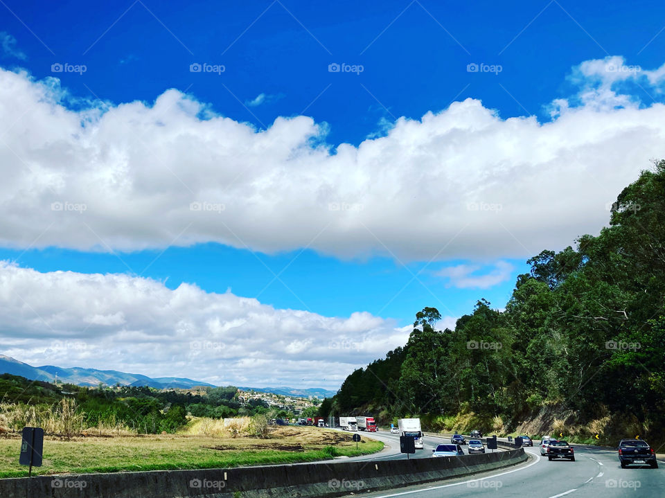 E em meio a tantas nuvens, olhe só que céu azul surgiu na Rodovia Fernão Dias!
Pelo menos, em Atibaia, o clima está espetacular.