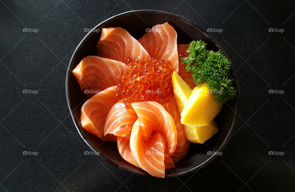 Salmon and salmon egg in bowl