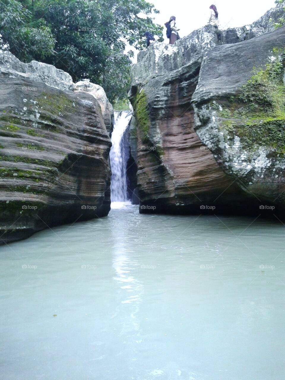 -Air terjun Luweng Sampang-
Air terjun Luweng sampang Gunungkidul termasuk air terjun mini karena hanya mempunyai ketinggian sekitar lima meter, namun di sini yang menonjol bukan karena tingginya namun karena komposisi dari batu-batuan di sekitarnya terlihat sangat menarik, berupa dinding batu yang terkikis oleh air, membentuk sebuah ukiran unik. Saat musim penghujan, air terjun Luweng Sampang ini akan terlihat semakin indah dan eksotis, karena debit air yang di jatuhkan akan besar dan akan semakin menampilkan pesonanya yang indah.
Dinamakan Luweng Sampang karena Luweng merupakan kata yang berasal dari bahasa Jawa yang berarti Lubang dan Kata Sampang di ambil karena lokasinya berada di desa bernama Sampang, jadi Air terjun ini dinamakan Air terjun leweng sampang.