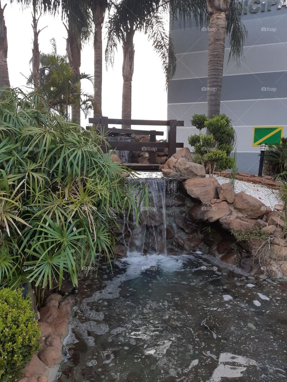 Pequena cascata d'água na cidade.