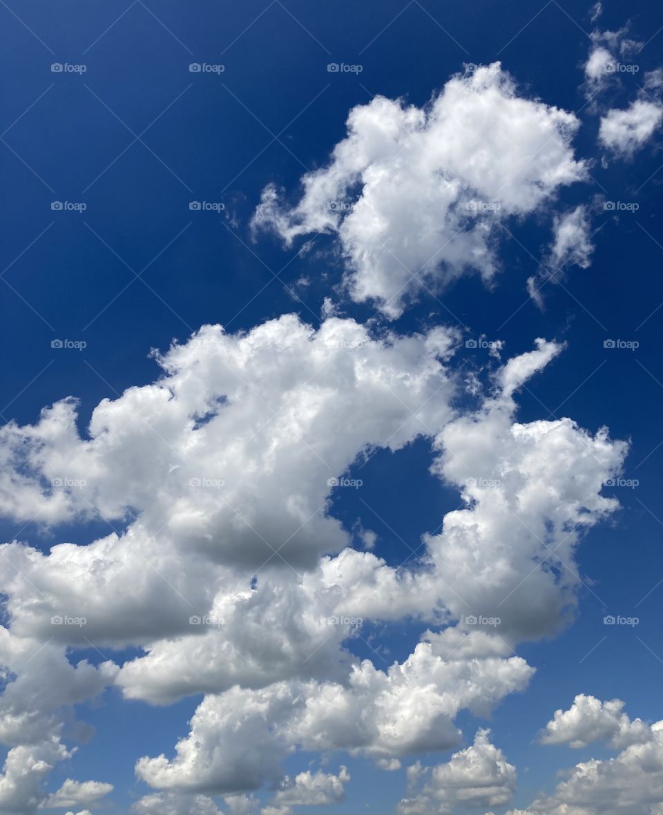 Meio-dia, e as nuvens estão brincando no céu!

A natureza é generosa e gozadora, não?

E que calor…