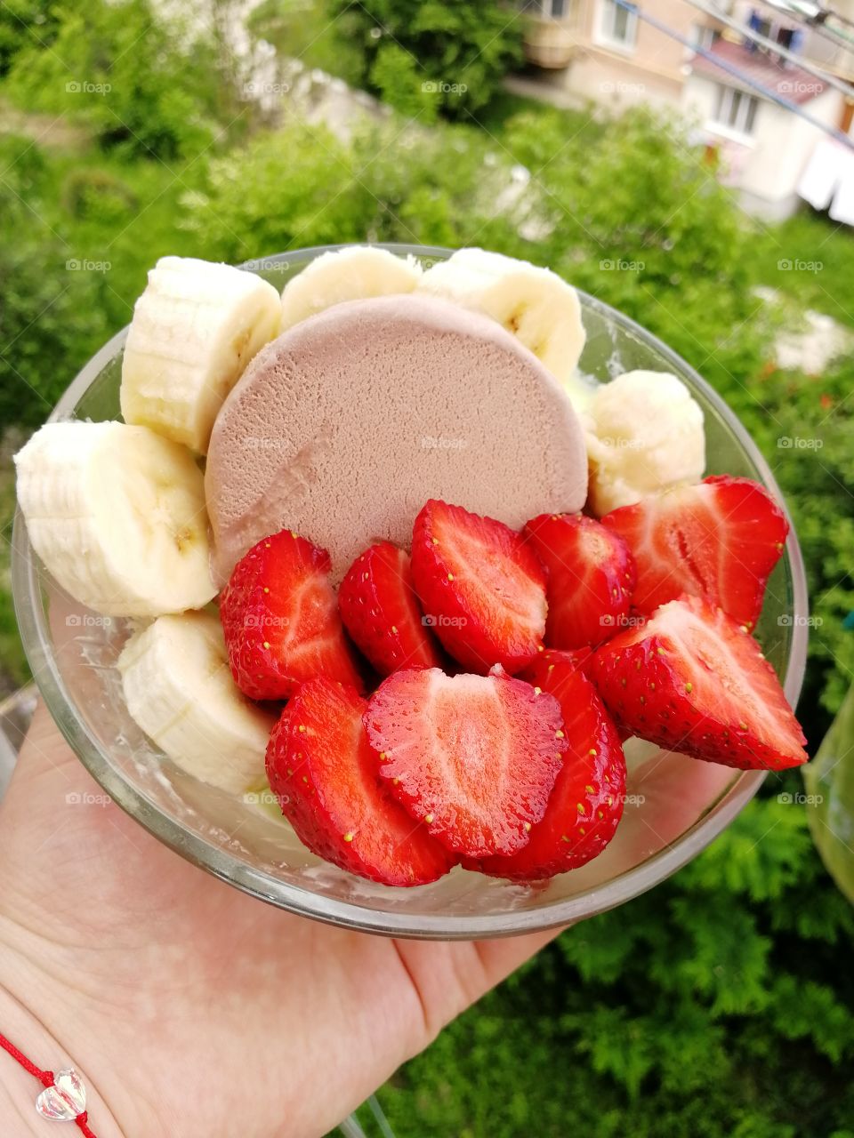 Девушкам надо обещать весь мир. И покупать мороженое