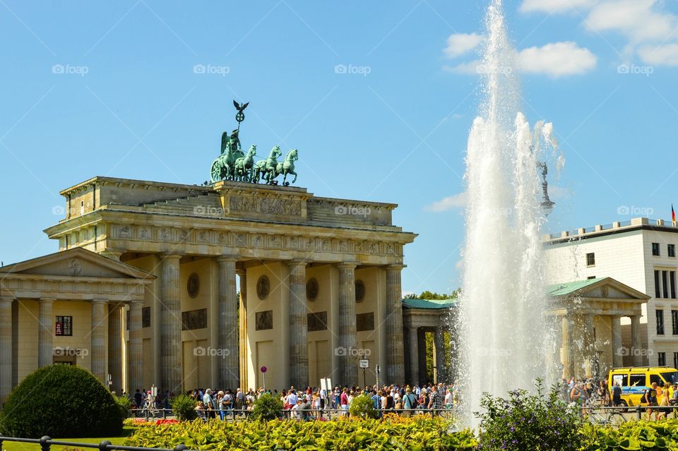 Brandenburg gate tourists