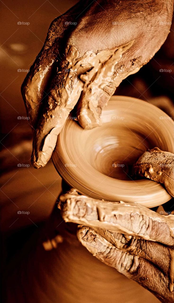 A potter right in his elements. 📸