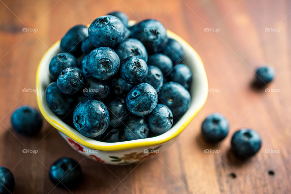 Fresh Blueberries in a Bowl on a Wood Table