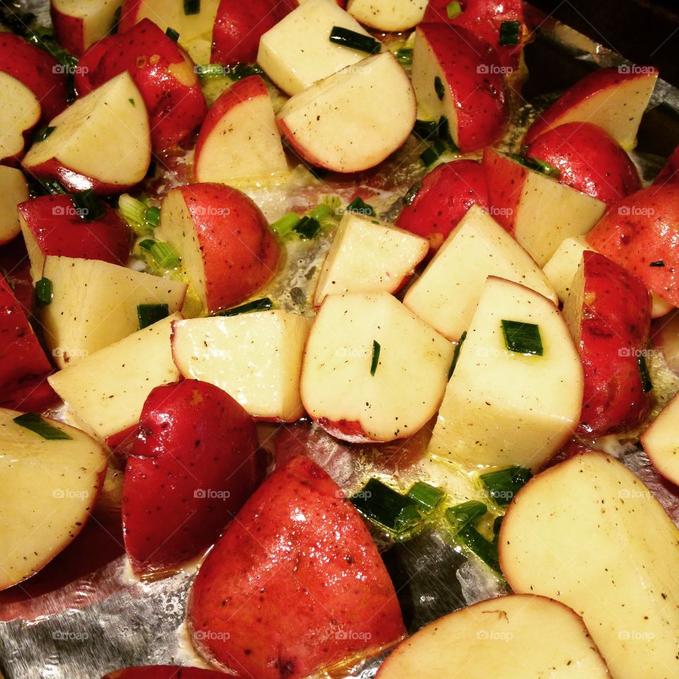Chive red potatoes . Tasty baked red potatoes coated with olive oil , fresh chives from the garden and black pepper 