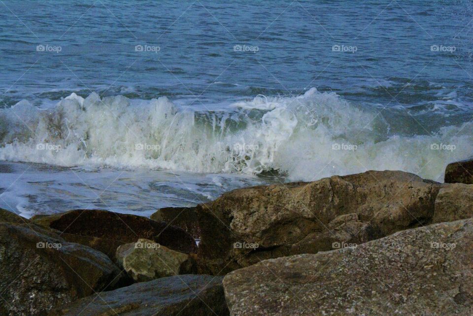 mar y olas entre las escollleras