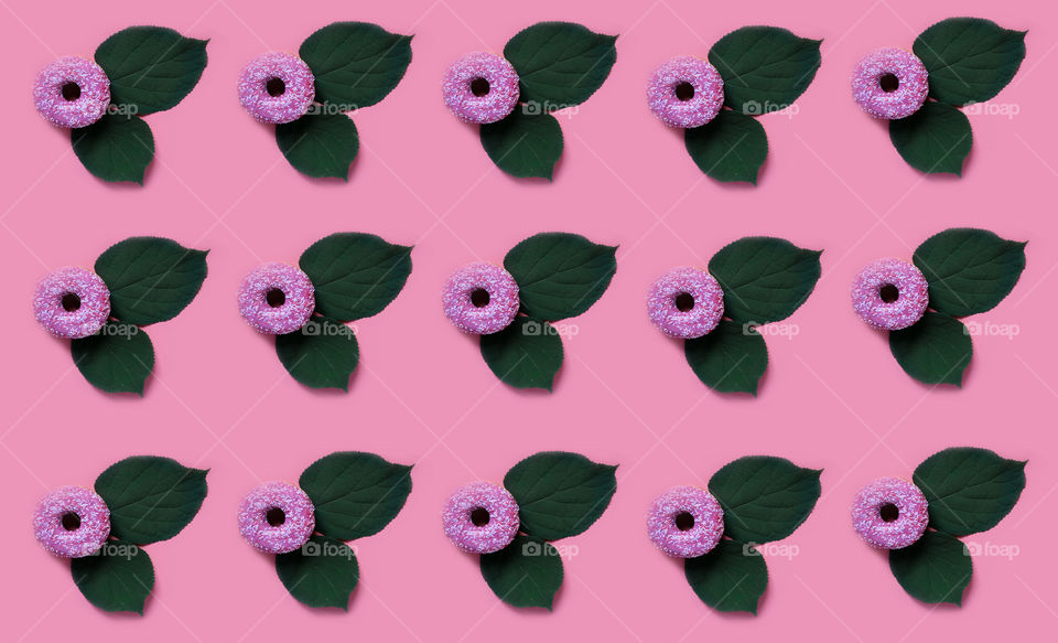 Pattern with donuts on the pink background 