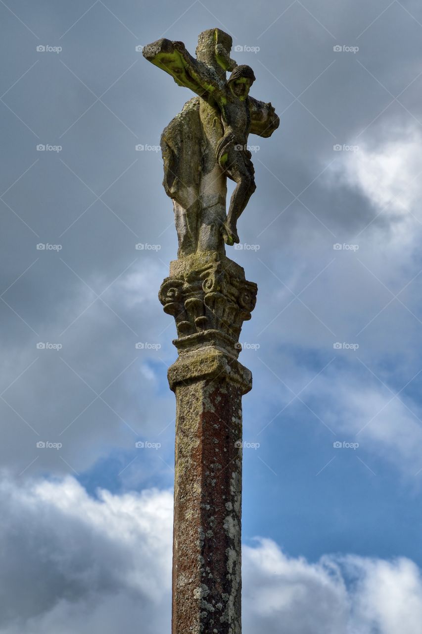 Cruceiro. Stone crosses are a distinguishing trait of Galicia' s landscape. There are around 12,000 stone crosses in Galicia; they are placed at crossroads and near chapels, churches or cemeteries. It is said that stone crosses protect those who journey through these lands.