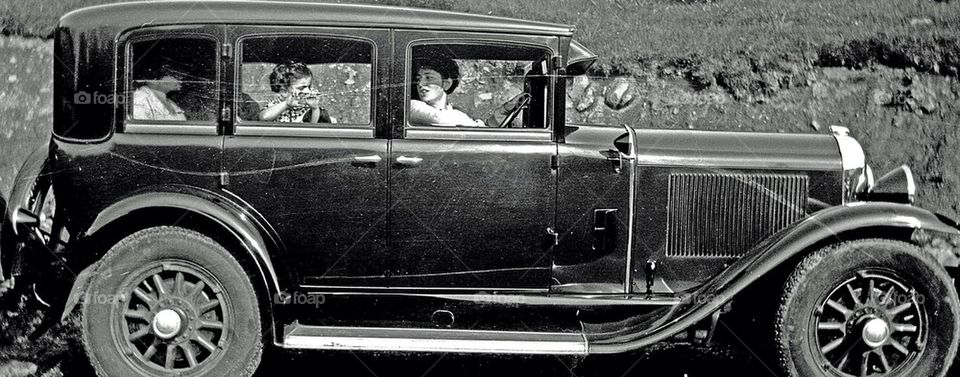 Little Girl in a big Car