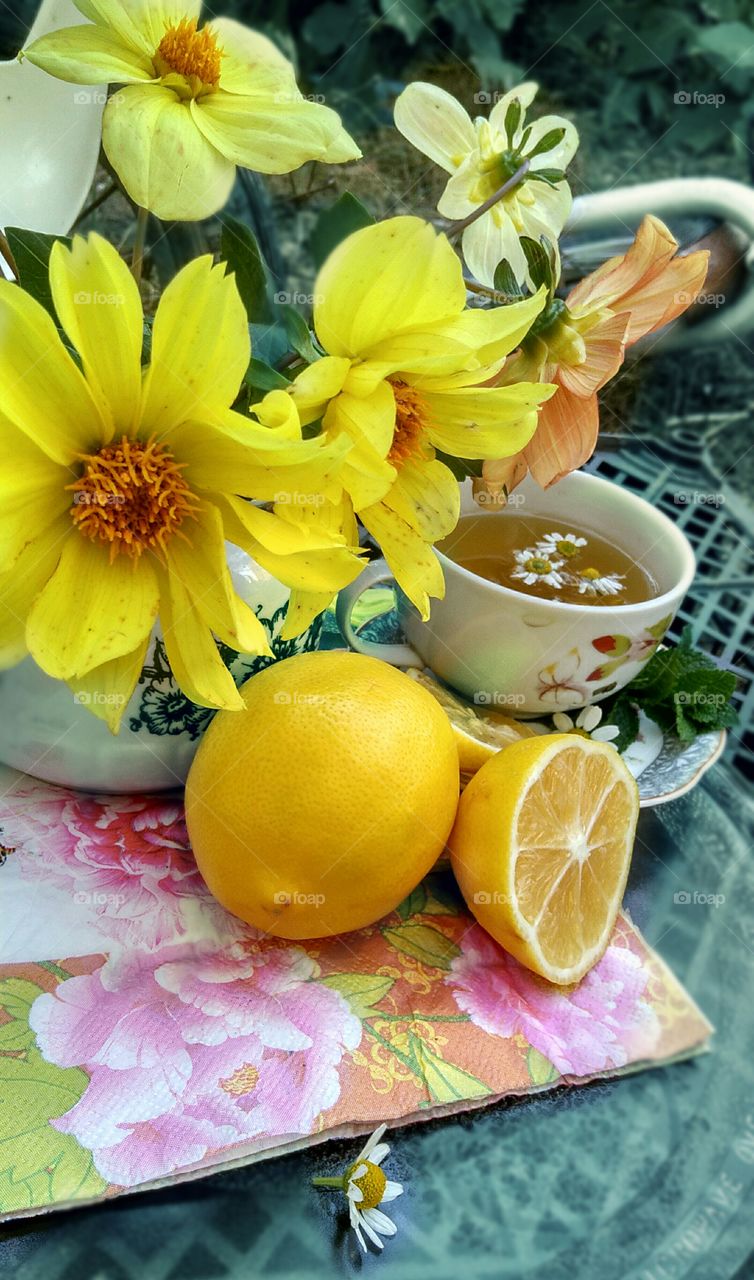 teas with lemon and a bouquet with dahlias!