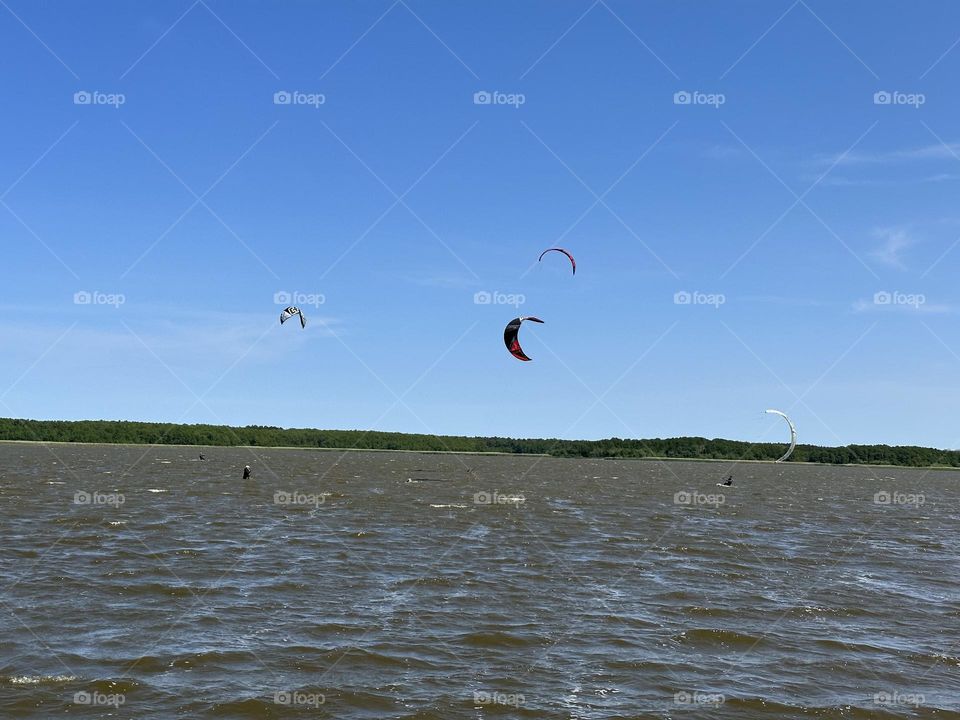 Kitesurfing 