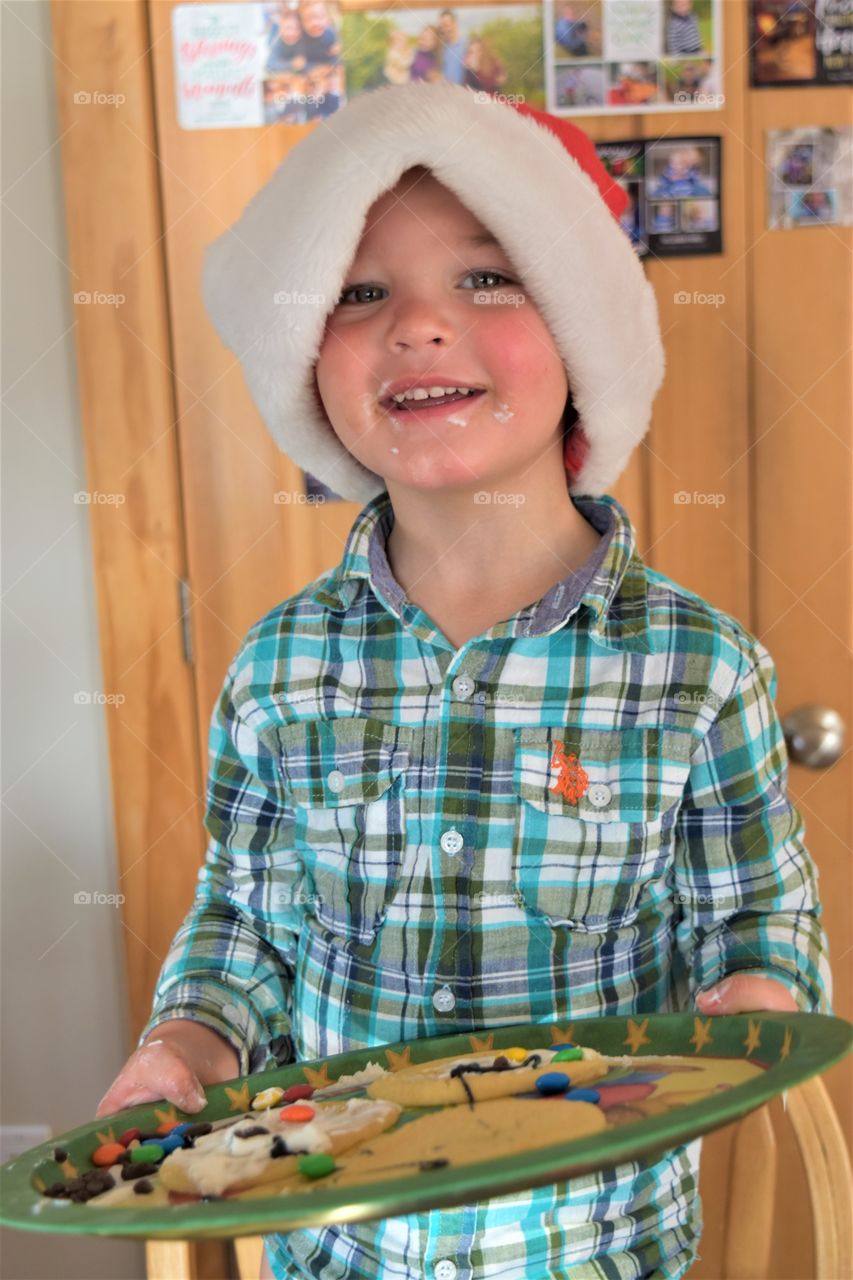 kids decorating cookies