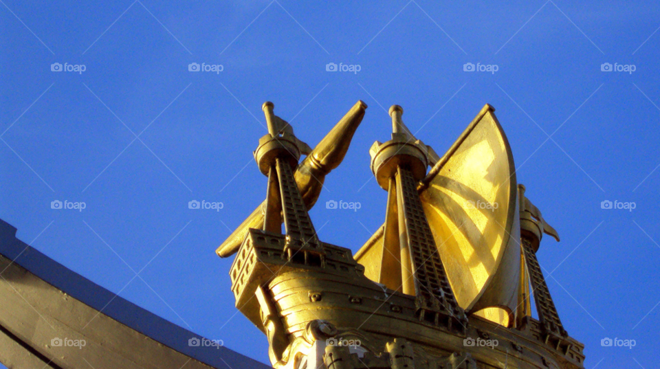 london statue metal bridge by apodiform