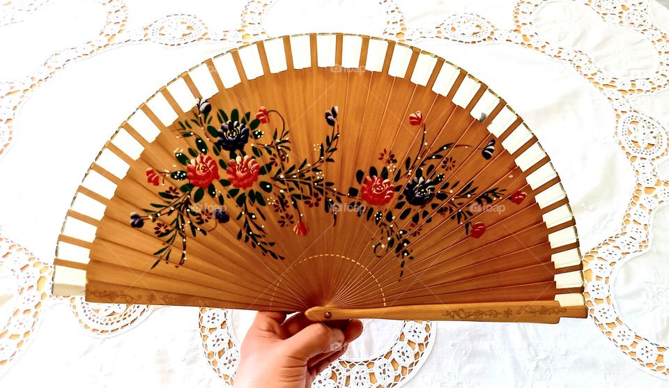 Abanico pintado a mano con flores y mantel bordado de algodón y croché