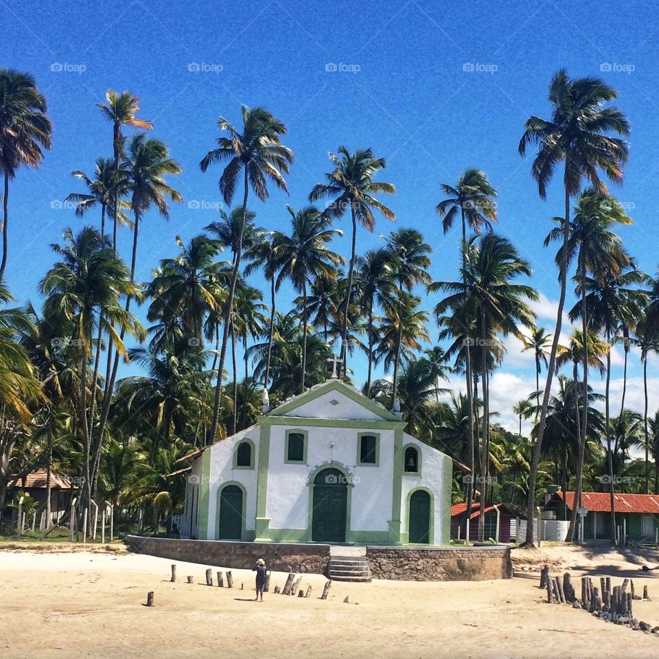 Capela de São Benedito, um dos cartões Postais da Praia dos Carneiros em Pernambuco.