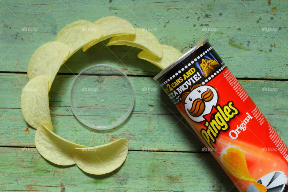 Pringles container on a wooden table