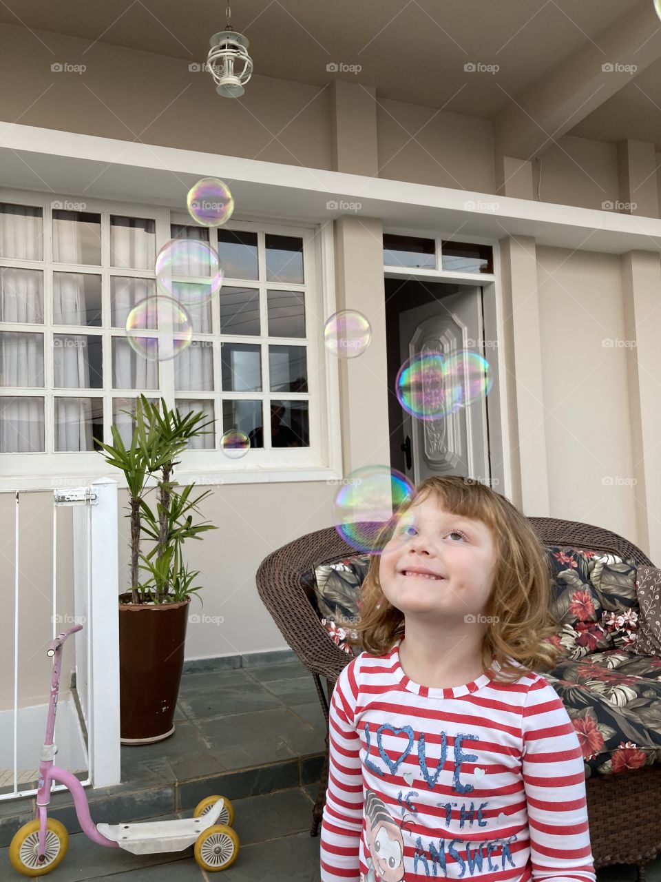 🇺🇸 A wonderful smile for the soap bubbles!  That's what enchants us… / 🇧🇷 Um sorriso maravilhoso para as bolinhas de sabão! É isso que nos encanta… ❤️