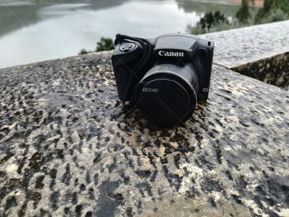 My "weapon".
@canonportugal PowerShot.
It's scratched, dented, smacked and hurt but keeps on going taking pics whit awesome quality.
Got rain on it (like this photo), has fallen, been baked (113ºF) and frozen (13ºF) inside my car.
Don't know why but something tells me that I'll never have another like this one when this one die...