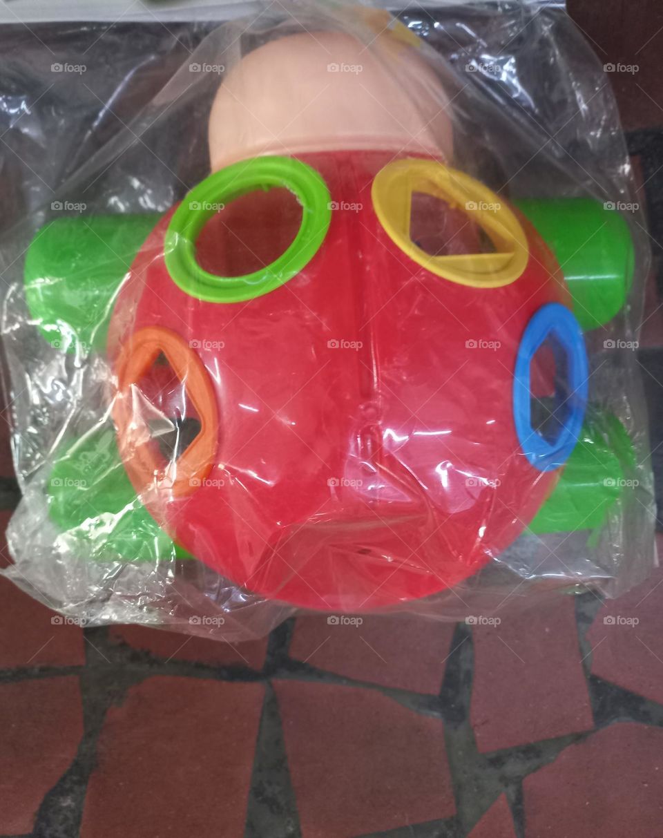 Brinquedo de encaixe! Através  de suas  formas e cores,estimula várias áreas do desenvolvimento  da criança,  tais como coordenação  motora, concentração,  orientação  espacial, raciocínio  lógico, correspondência  entre cores e quantidades