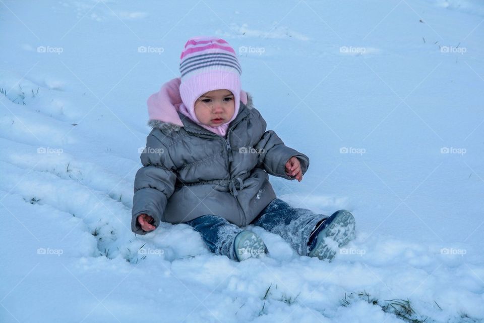 Thuis little girl for the first time in the snow