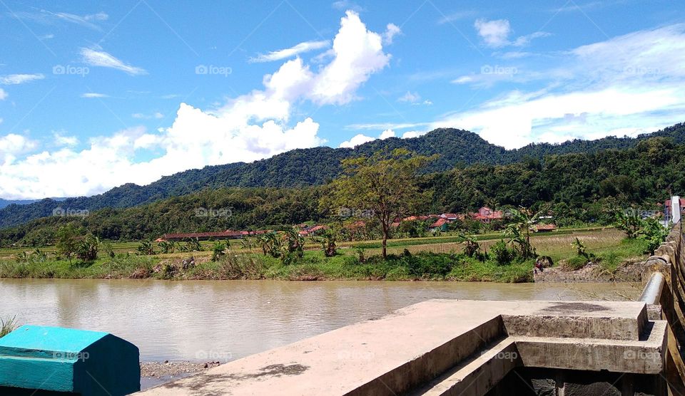 Bridge and view of the countryside and its surroundings.