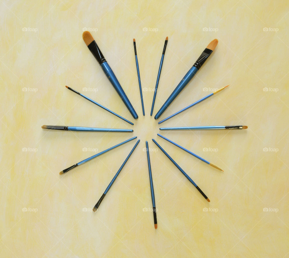 Paint brushes in circular order