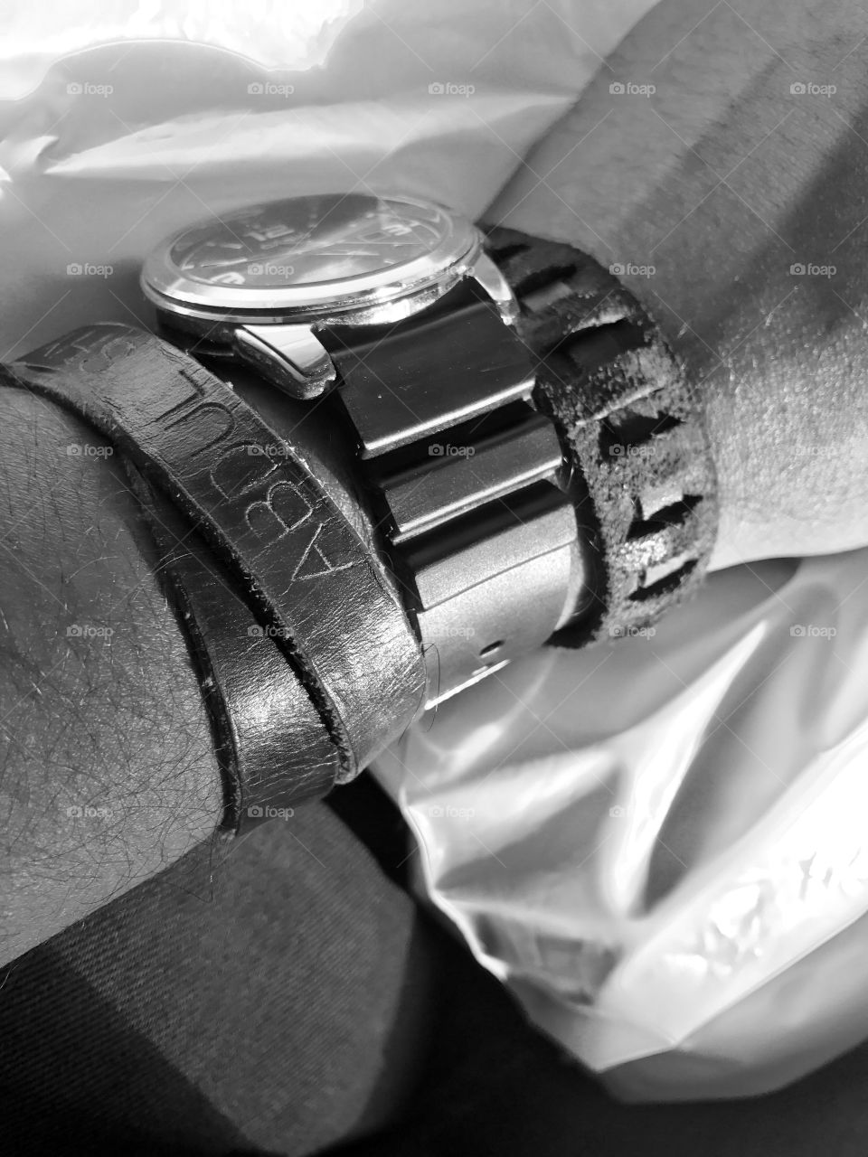 Learher straps for guys
Wrist watch
Black and white