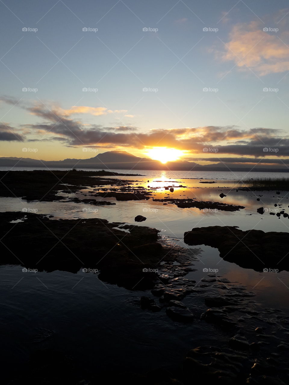 salida del sol en el lago