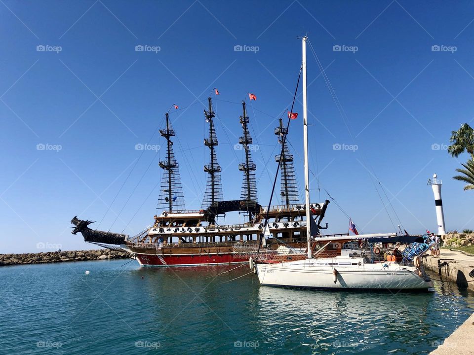 Синее море и голубое небо сливаются на горизонте, создавая иллюзию бесконечности.