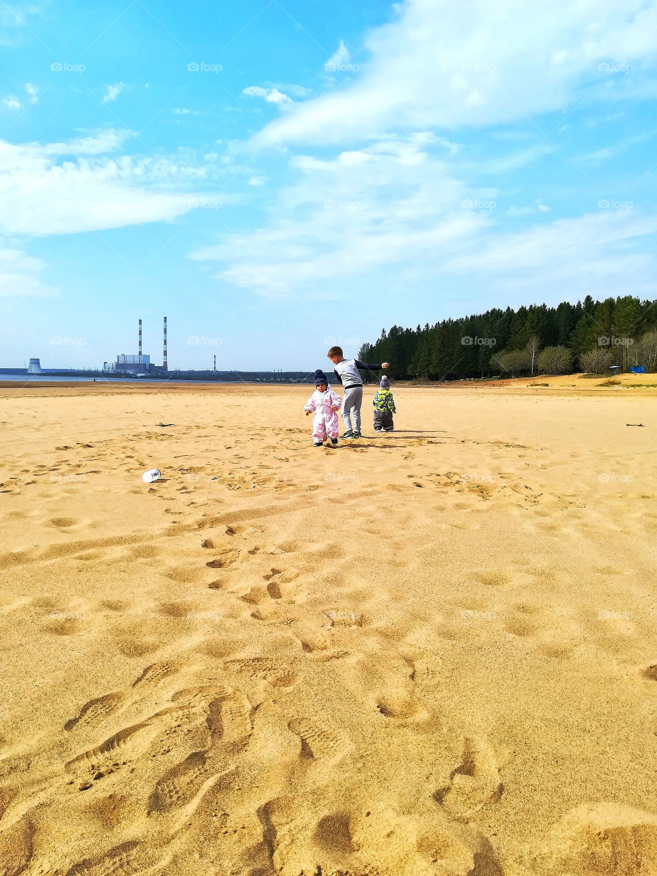 дети играют на пляже