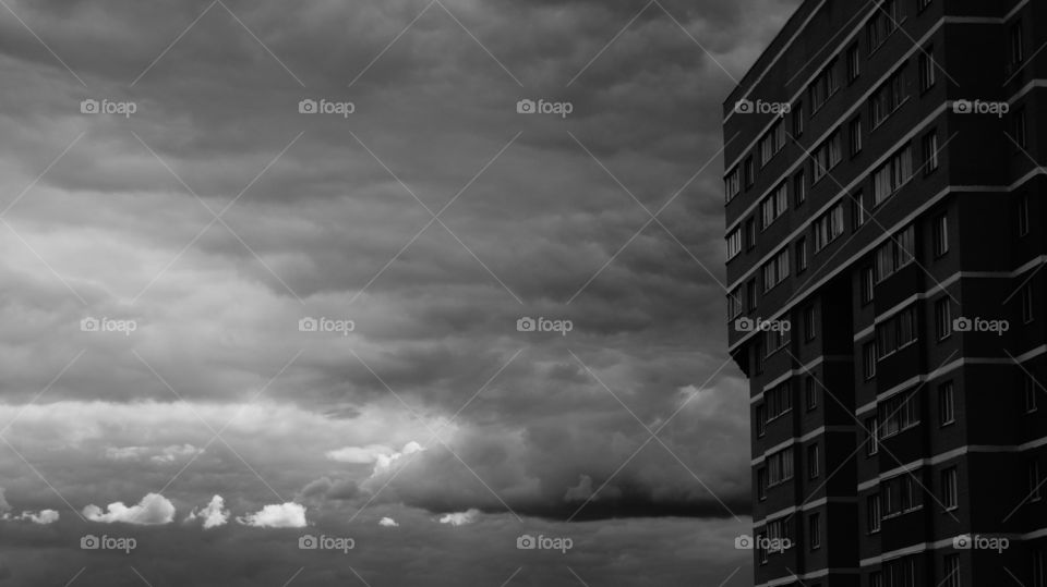 Солнечные облака. Чёрно-белое фото